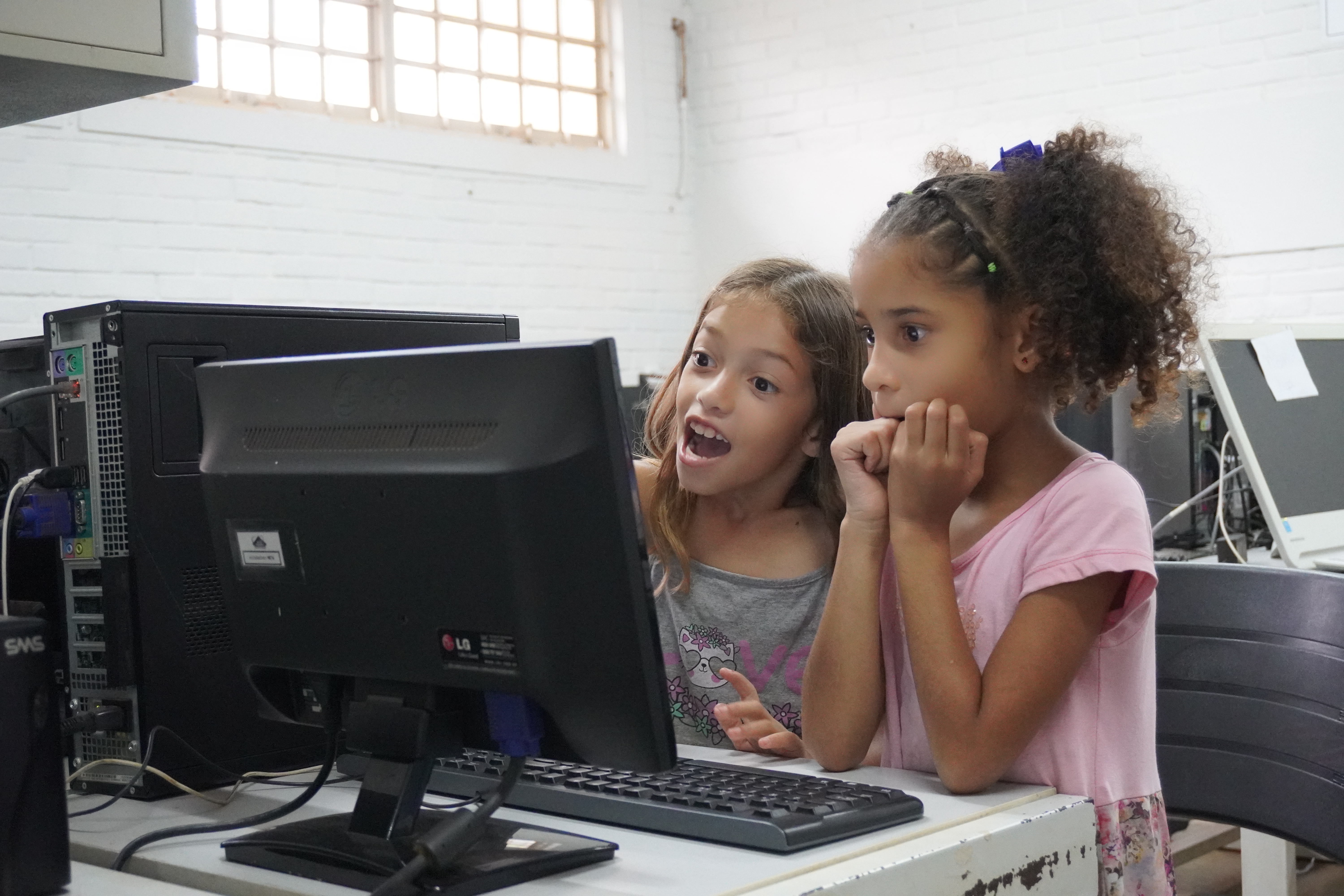 Crianças aprendendo no computador