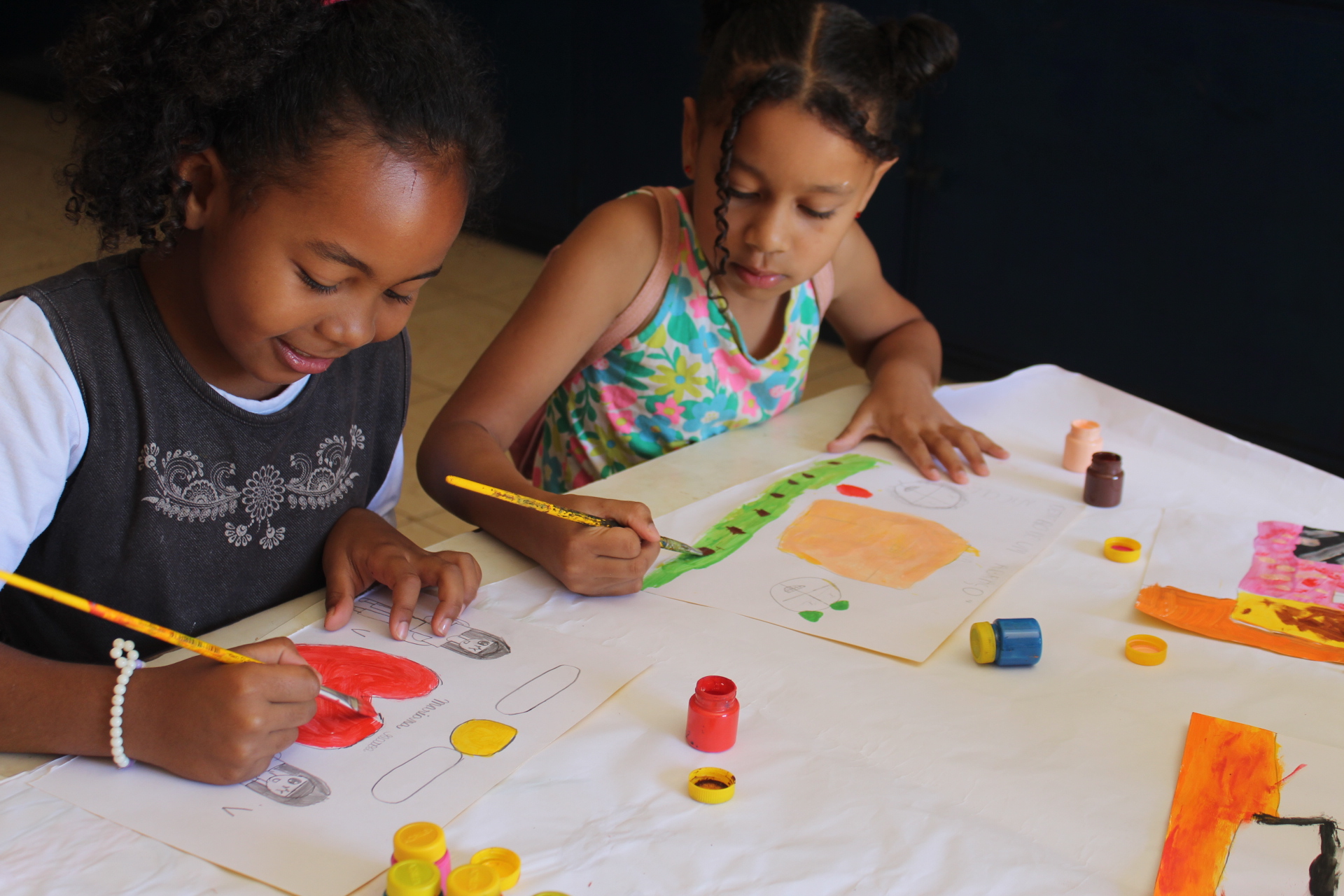 Crianças fazendo arte